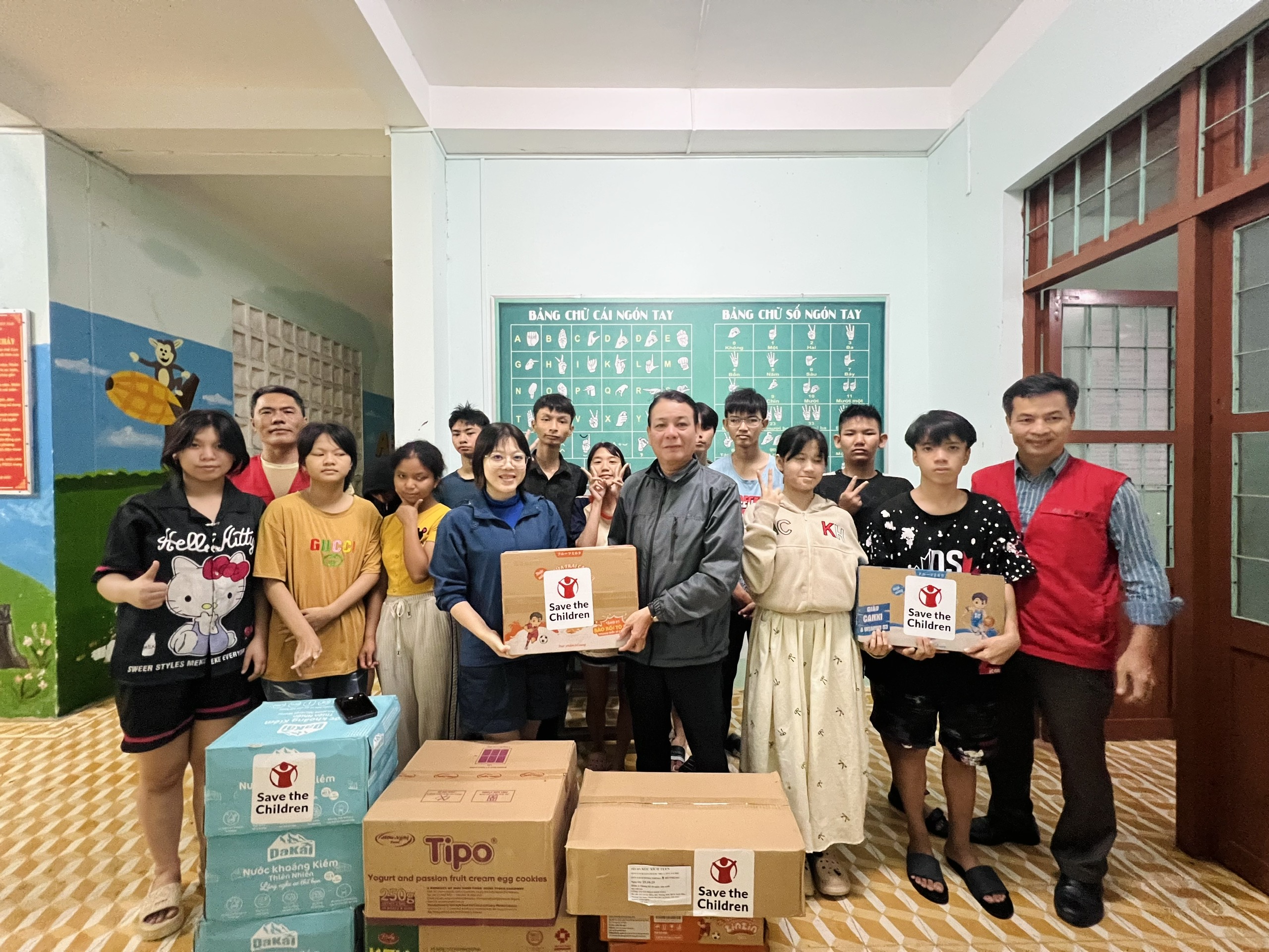 Nhiều tổ chức quốc tế chung tay hỗ trợ khẩn cấp hàng hóa thiết yếu cho người dân Đắk Lắk